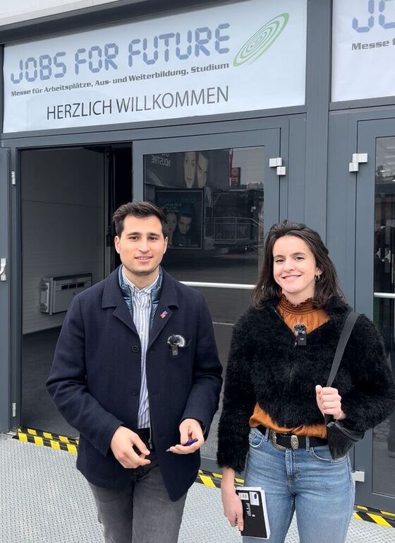 Mete Ünal (links) und Henrieke Knust (rechts) haben die regionale Aus- und Weiterbildungsmesse besucht.